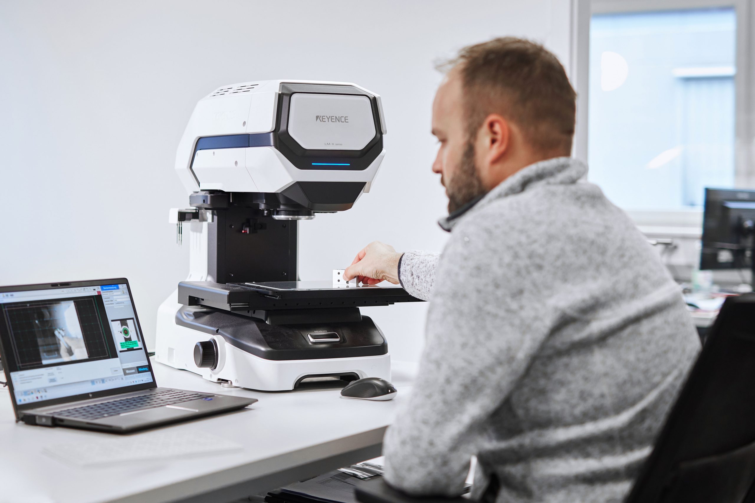 In-Prozess-Qualitätskontrolle eines Mitarbeiters mit einer Multisensor-Messmaschine bei CPM Precision.