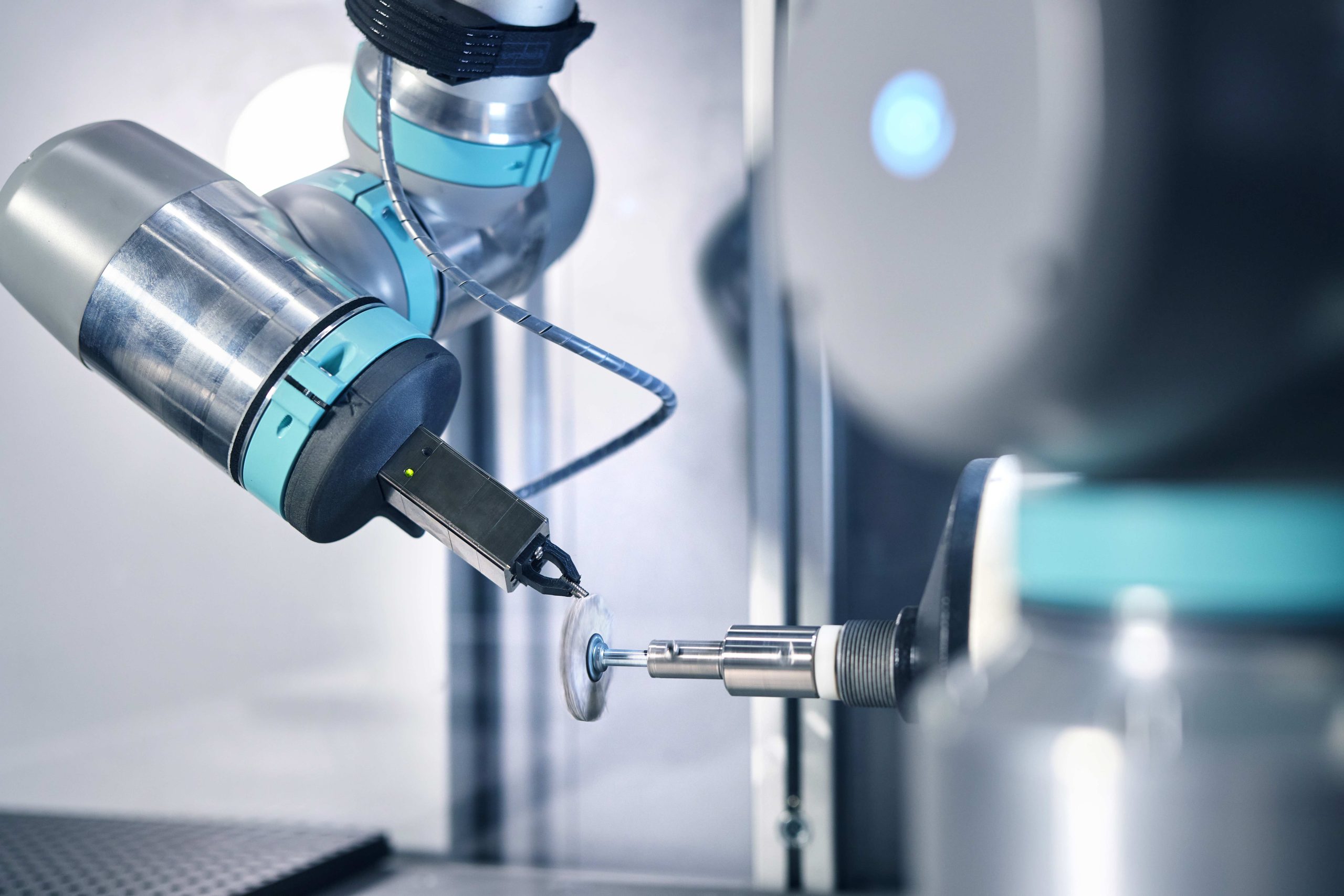 Polierroboter mit hochpräzisem Werkzeug beim Polieren eines Dentalimplantat-Rohlings in der Medizintechnik – automatisierte Fertigung für höchste Qualität und Präzision von CPM Precision. 
