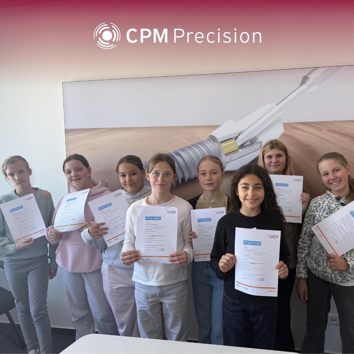 8 Mädchen halten ihr Girls' Day Teilnahmezertifikat von CPM Precision in der Hand.