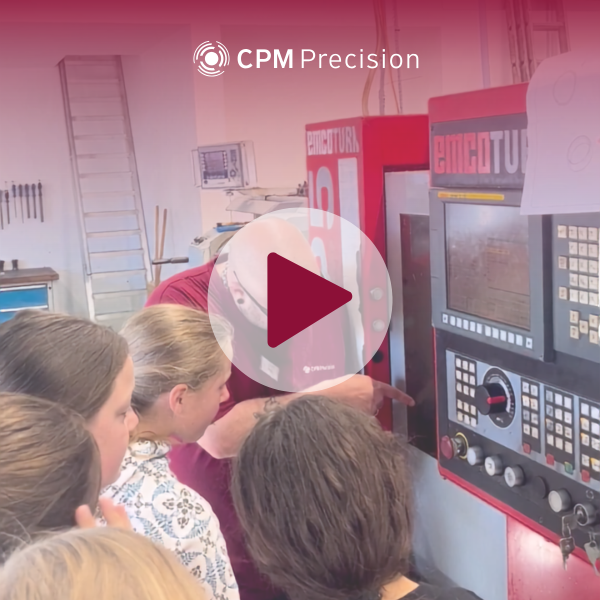 Ausbildungsleiter Jens mit unseren Girls Day Teilnehmerinnen in unserer Produktionshalle bei CPM Precision